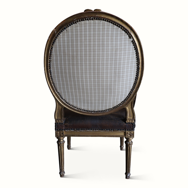 Round-back armchair with checkered upholstery and dark leather-look lower seat cushion