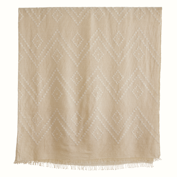 Zigzag Indian bedcover in white with diamond zigzag pattern and fringe edges